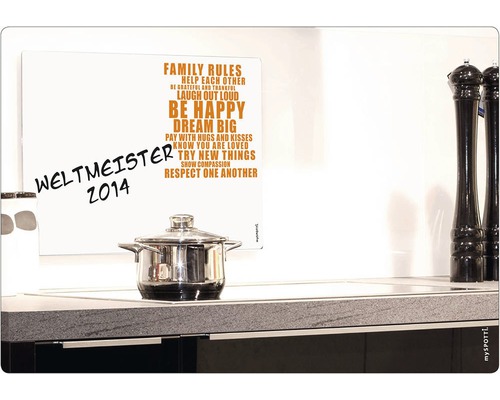 Magnetická tabuľa s textom ''Family Rules'', hrniec a kuchynské náčinie