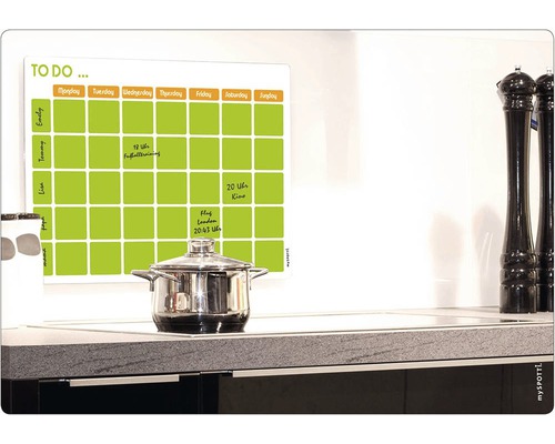 Týždenný plánovač s hrncom v kuchyni