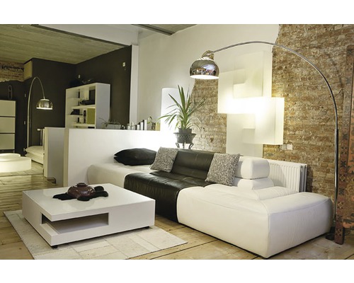 Obývacia izba s pohovkou, konferenčným stolíkom a oblúkovou lampou