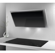 Nástenný digestor nad varnou doskou vo svetlej kuchyni.