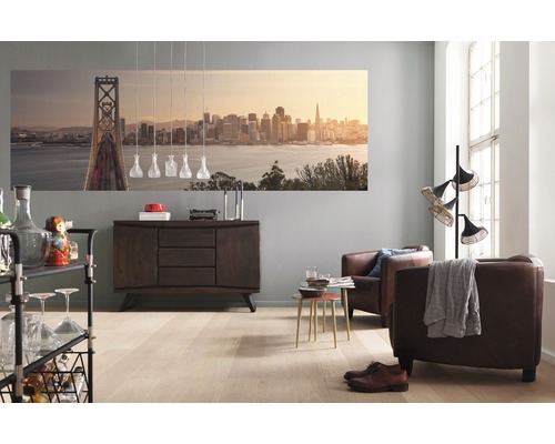 Obývacia izba s príborníkom, kreslami, stojacou lampou a nástennou maľbou