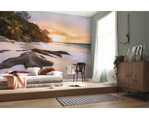Obývacia izba s fototapetou tropickej pláže pri západe slnka
