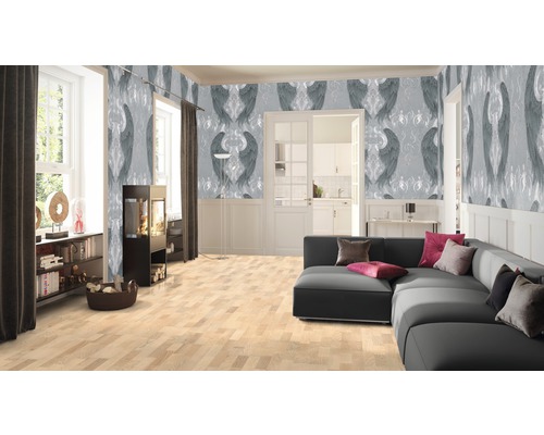 Obývacia izba so sivou pohovkou, krbovými kachľami a vzorovanou tapetou