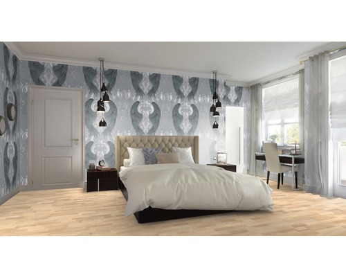 Svetlá spálňa s posteľou, tapeta so vzorom krídel, písací stôl a závesné svietidlá