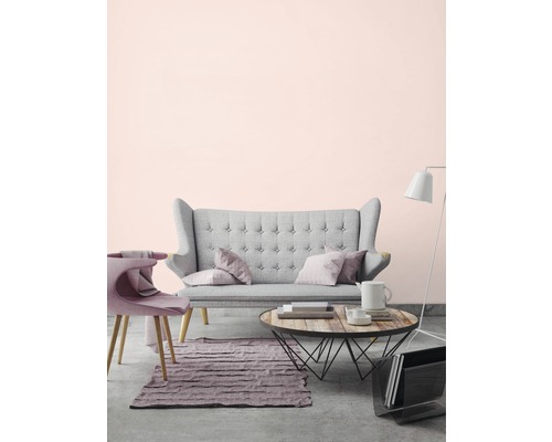 Obývacia izba s pohovkou, kreslom, kobercom a konferenčným stolíkom