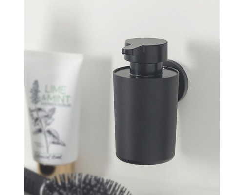 Čierny dávkovač mydla na montáž na stenu
