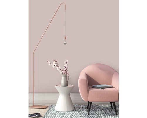 Dekoratívny interiér s podlahovou lampou, príručným stolíkom s vázou na kvety a kreslom.