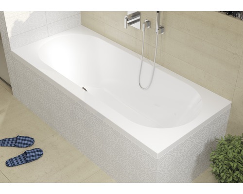 Biela vaňa s vodovodnou batériou a sprchovou hlavicou v kúpeľni