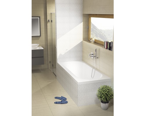 Kúpeľňa s vaňou, umývadlom, zrkadlom a sprchou