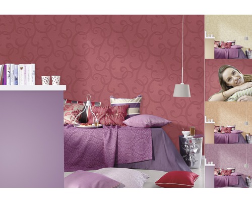 Dekoratívna spálňa so vzorovanou tapetou, posteľou s vankúšmi a úložnými priestormi