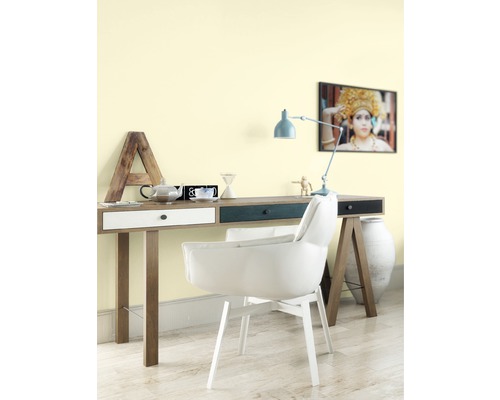 Pracovňa so stolom, lampou, stoličkou a dekoráciami pre svetlú a usporiadanú atmosféru