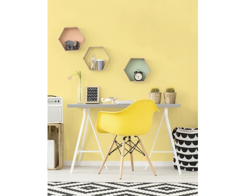 Svetlá pracovňa so stolom, žltou stoličkou a dekoratívnymi policami