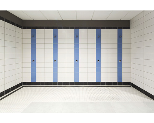 Obložená sprchová miestnosť s niekoľkými sprchami