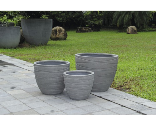 Niekoľko sivých kvetináčov v záhrade