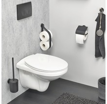 Kúpeľňa so závesným WC, držiakom toaletného papiera a WC kefou