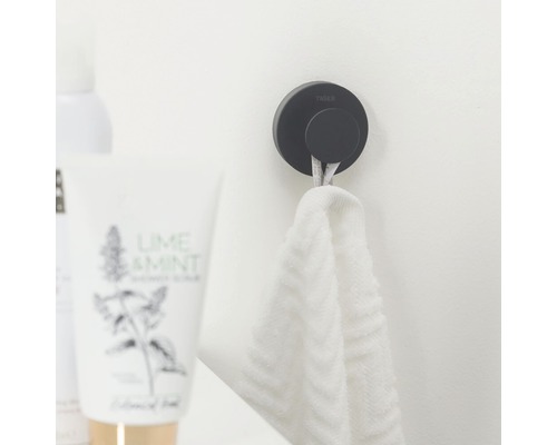 Čierny háčik na uteráky Tiger s uterákom na stene kúpeľne