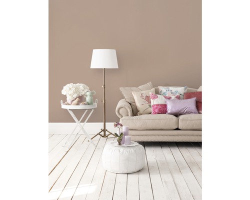 Obývacia izba s pohovkou, stojacou lampou a odkladacím stolíkom