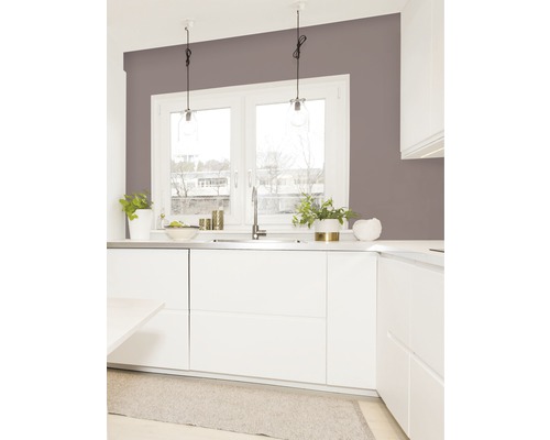 Svetlá kuchyňa s bielymi skrinkami, pracovnou doskou, drezom a závesnými svietidlami