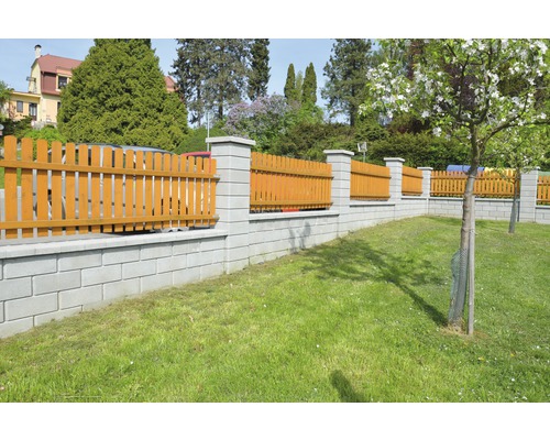 Záhradný plot z dreva a betónových tvárnic