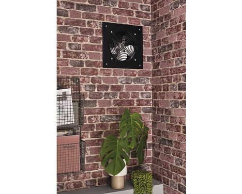 Nástenný ventilátor na tehlovej stene