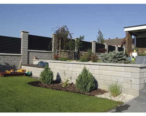 Záhrada s trávnikom, záhonom a plotom z betónových tvárnic