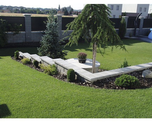 Upravená záhrada s trávnikom, múrom a výsadbou