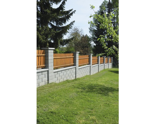 Záhradný plot s betónovými tvárnicami a drevenými plotovými latami