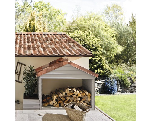 Krytý priestor na ukladanie dreva s palivovým drevom na záhrade.