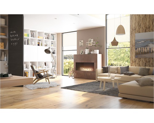 Obývacia izba s knižnicou, krbom, pohovkou a dekoráciami pre útulnú atmosféru.