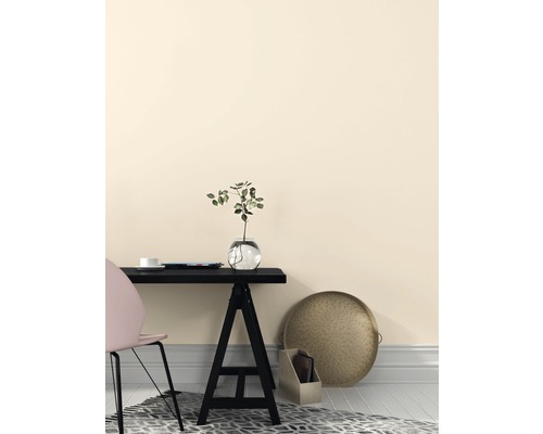 Ukážka usporiadania pracovne so stolom, stoličkou a dekoráciou.