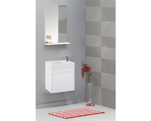 Moderná kúpeľňa s umývadlom, zrkadlom a vzorovanou stenou