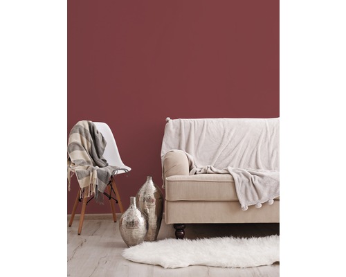 Obývacia izba so sedačkou, stoličkou, kobercom a dekoráciou na pozadí steny