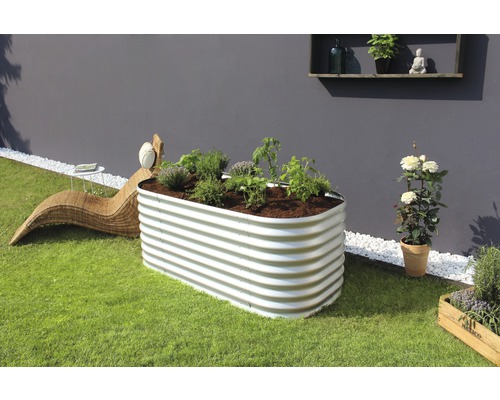 Kovový vyvýšený záhon s rastlinami v záhrade