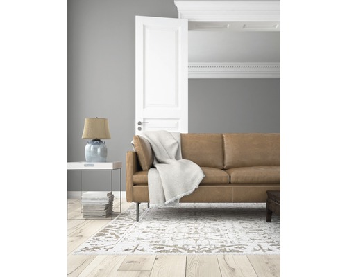 Obývacia izba s koženou sedačkou, kobercom a otvorenými dverami