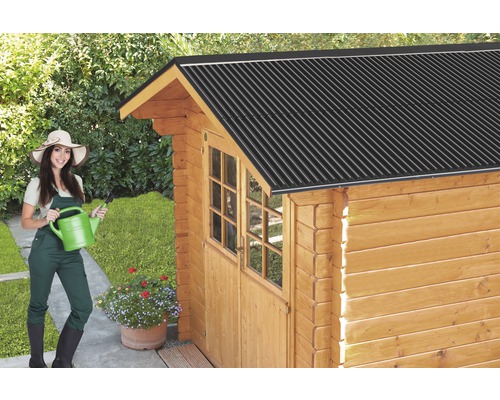 Záhrada s dreveným záhradným domčekom a krhlou