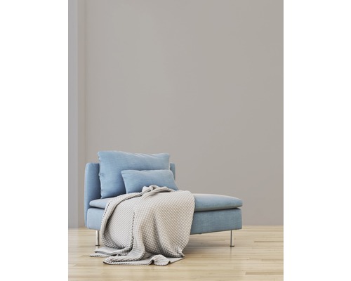 Svetlá miestnosť so svetlomodrou pohovkou, vankúšmi a pletenou dekou