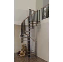 Točité schodisko s drevenými schodmi a kovovým zábradlím v obývacej izbe