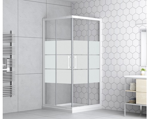 Sprchovací kút s čiastočne saténovým sklom v kúpeľni