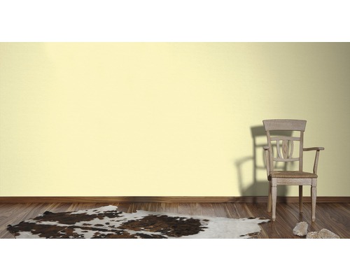 Obývacia izba s drevenou podlahou, kobercom z kravskej kože, stoličkou a svetlou stenou