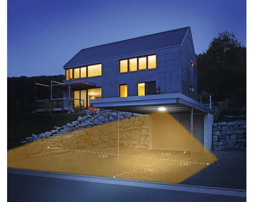 Moderný dom s prístreškom pre auto a vonkajším svetlom so snímačom pohybu, ktoré osvetľuje plochu 2,8 metra.