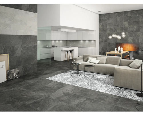 Obývacia izba s pohovkou, jedálenským stolom a kuchyňou s podlahovými a stenovými dlaždicami vo vzhľade kameňa