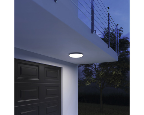 Okrúhle stropné svietidlo namontované vonku na stene domu