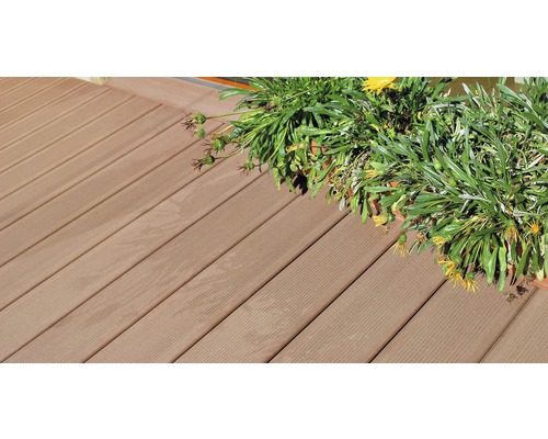 Drevené terasové dosky s rastlinou v kvetináči