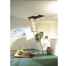 Drevené podkrovné schody v herni s hračkami a dekoráciami