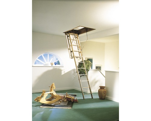 Drevené podkrovné schody v herni s hračkami a dekoráciami