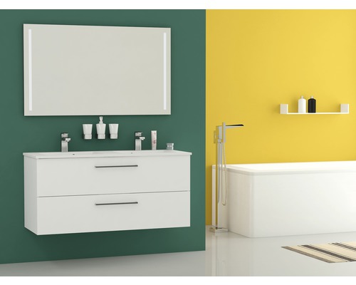 Moderná kúpeľňa s bielou skrinkou pod umývadlo, zrkadlom s osvetlením a vaňou