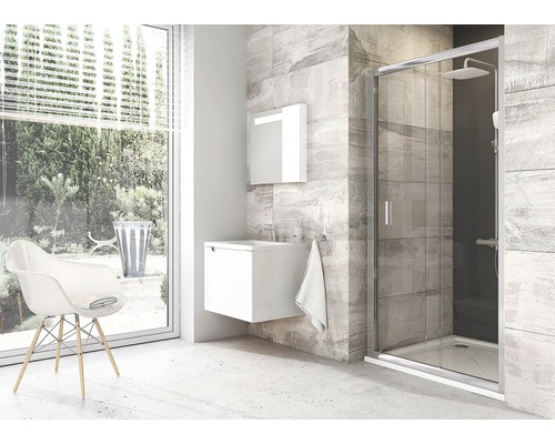 Svetlá kúpeľňa so sprchou, umývadlom, zrkadlom a stoličkou