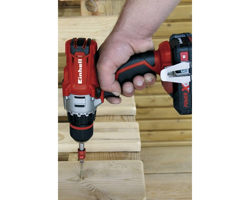 Akumulátorový skrutkovač Einhell skrutkuje skrutku do dreva