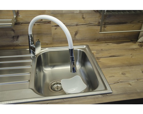 Nerezový drez s flexibilnou batériou na pracovnej doske.