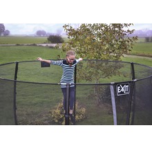 Dievča balansuje na záhradnej trampolíne so sieťou. Logo EXIT.